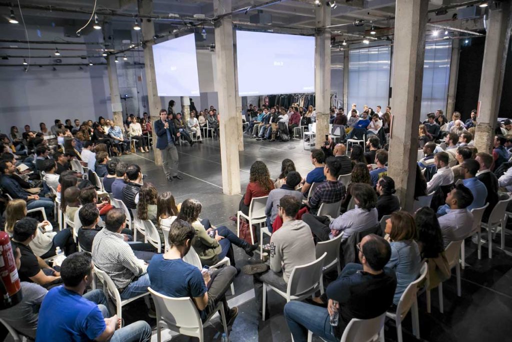 Momentos y espacios increíbles en las sesiones de Fotografía Eventos Corporativos con el IE, a continuación